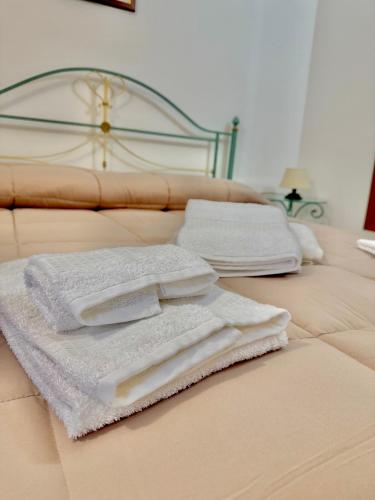 two towels are sitting on top of a bed at Thalè - casa vacanza in Montepaone Lido