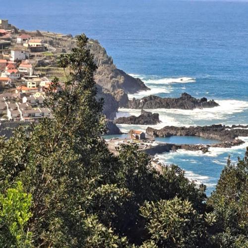 a view of a beach with houses and the ocean at Cozy Studio - Chalé Seixal in Seixal