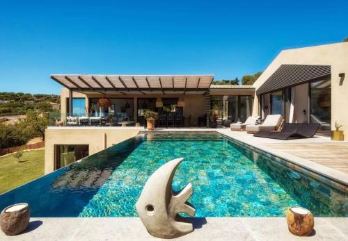 - une piscine avec un requin au milieu d'une maison dans l'établissement Villa Miou, à Cassis