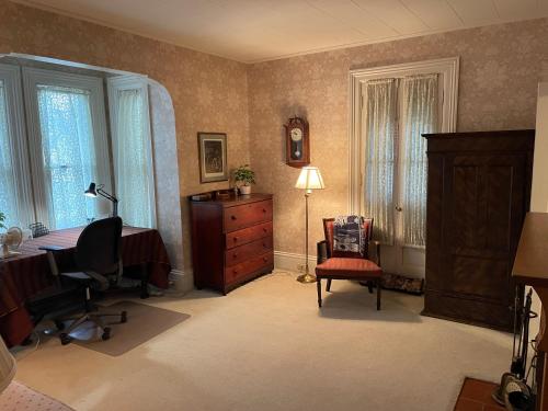 ノーウォークにあるCedar Point/Kalahari/Lake Erie - Betty's Homesteadのホームオフィス(デスク、椅子、ドレッサー付)