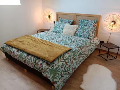 a bed in a bedroom with two tables and two lamps at Les Blés Dorés et Les Graines de Lin, 2 gîtes à la Ferme avec moutons et piscine, à côté de Beaune in Corgengoux