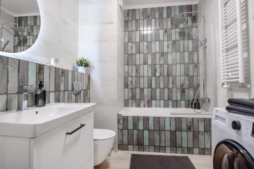 ein Badezimmer mit Waschbecken, Toilette und Dusche in der Unterkunft Poznań Jeżyk-Luxury Apartment Free Parking in Posen