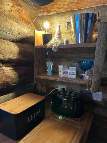 una habitación con una mesa con una caja y una lámpara en VillaAngie Ruka, en Ruka