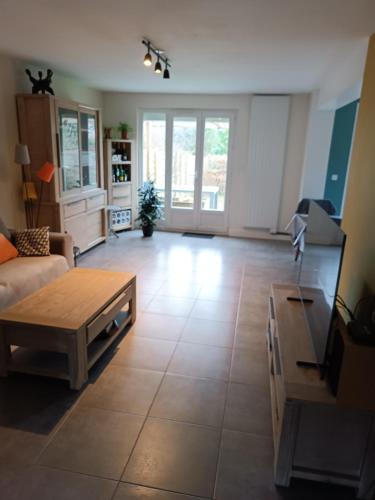 un salon avec un canapé et une table dans l'établissement Hébergement le Mans, au Mans