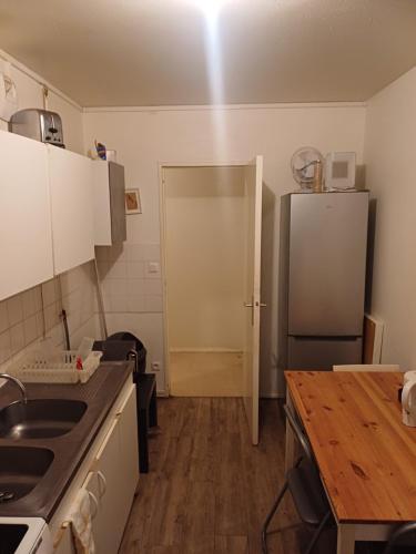 Il comprend une cuisine équipée d'un réfrigérateur et du parquet. dans l'établissement Saphire tilleul, à Nantes