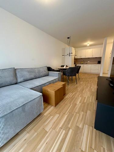 a living room with a couch and a table at COHO City Apartments mit hauseigener Tiefgarage in Vienna