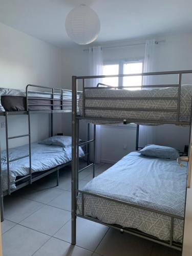 Ένα ή περισσότερα κρεβάτια σε δωμάτιο στο Gîte neuf, à 12mn du Futuroscope, à la campagne -Le Trèfle