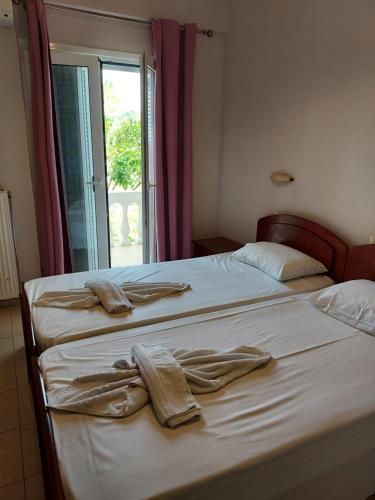 A bed or beds in a room at Canditas Studios
