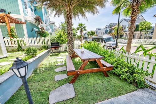 a picnic table and a street light next to a fence at DT Retreat - Biệt thự nguyên căn - 3 Phòng ngủ - Novaworld Phan Thiết in Phan Thiet
