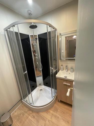 une salle de bain avec une douche, des toilettes et un lavabo dans l'établissement Marine 1, à Cherbourg en Cotentin