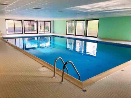 une grande piscine dans un immeuble dans l'établissement Superbe F3 au pied des pistes avec Piscine chauffée, à Métabief