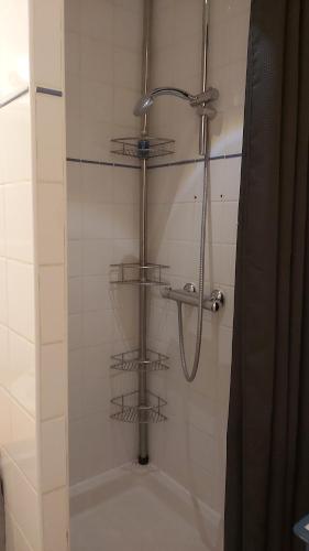 La salle de bains est pourvue d'une douche avec rideau de douche. dans l'établissement Soleil Crouesty, à Arzon