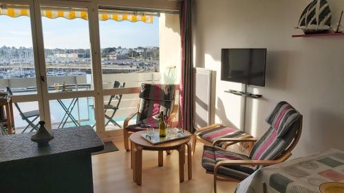 - un salon avec vue sur le port dans l'établissement Soleil Crouesty, à Arzon