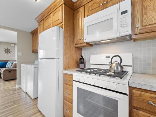 Η κουζίνα ή μικρή κουζίνα στο Vacation Rental With Pool On Lbi