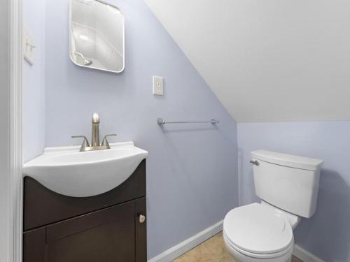 Ένα μπάνιο στο Vacation Rental With Pool On Lbi