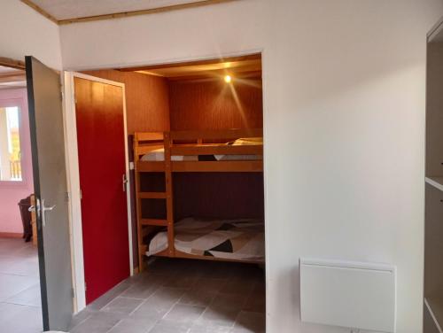 Cette petite chambre comprend des lits superposés. dans l'établissement Gite le Margouillat, à Montcaret