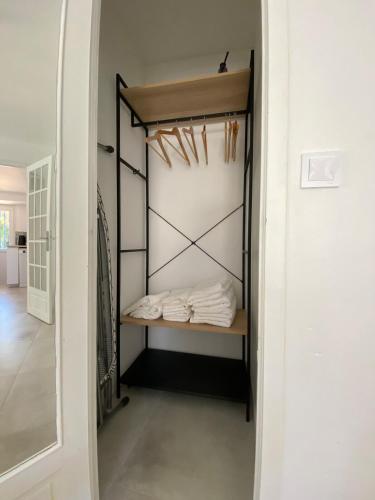 Cette chambre comprend un placard avec des serviettes blanches. dans l'établissement T2 cosy avec terrasse - 5 min des plages, à La Garde