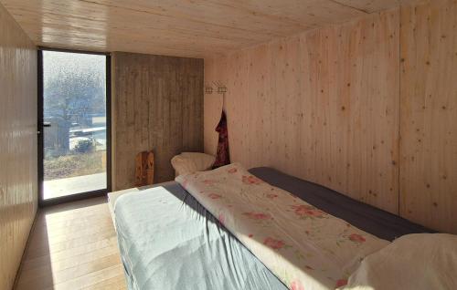 Katil atau katil-katil dalam bilik di Beach Front Home In Sveio With Wifi