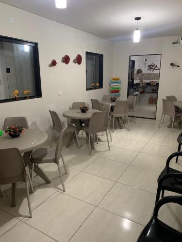 ein Restaurant mit Tischen und Stühlen in einem Raum in der Unterkunft Pousada Brumar in Maragogi