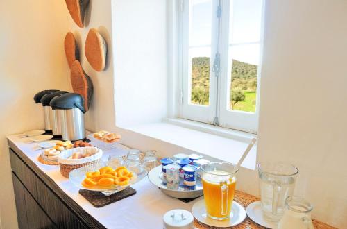 - un comptoir de cuisine avec de la nourriture et des boissons dans l'établissement Parque de Natureza de Noudar, à Barrancos