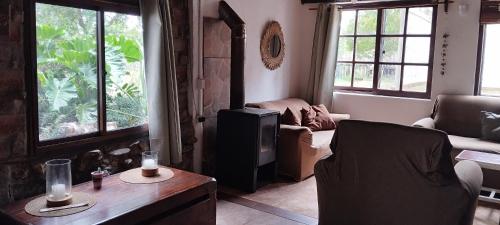 un salon avec un canapé et une télévision dans l'établissement Casa La Paloma, à La Aguada