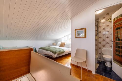 Un dormitorio pequeño con una cama y un baño. en Spaziosa Villa con piscina, BBQ e campi da tennis, en Casal Palocco
