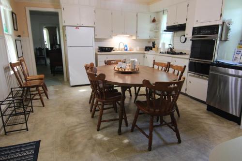 ノーウォークにあるCedar Point/Kalahari/Lake Erie - Betty's Homesteadのキッチン(木製のテーブル、椅子付)