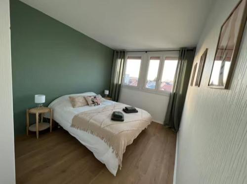 une chambre avec un lit dans une pièce dans l'établissement Appartement de la Famille Chat, au Mans