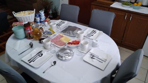 Makanan di atau berdekatan apartmen
