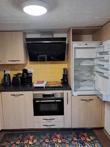 Il comprend une cuisine équipée d'une cuisinière et d'un four. dans l'établissement Serenite, à Compiègne