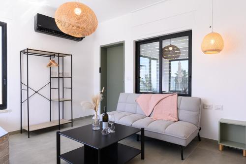 a living room with a couch and a table at נקודה בנוף - וילה פרטית in Had Nes