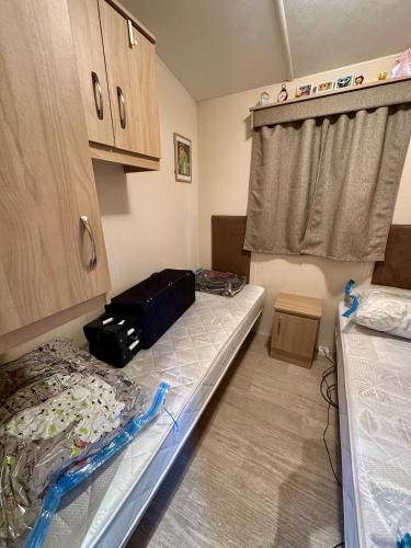 a small room with a bed and cabinets and a bed sidx sidx sidx at Logement vacances Yvoir avec piscine et deux chambres in Yvoir