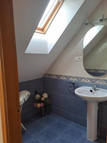 a bathroom with a sink and a skylight at Arca de Noé in Valle de Oro