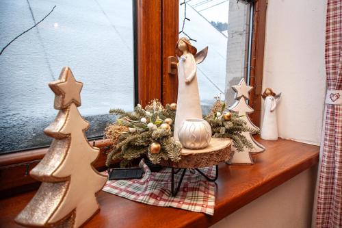 a window sill with christmas decorations on it at Hostinec pod úbočou in Valaská
