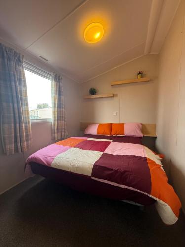 Postel nebo postele na pokoji v ubytování 6 Beds 2 Sofa bed Family friendly - unlimited Wi-Fi, Warm, Cozy Sun decking Caravan at Seawick Holiday Park