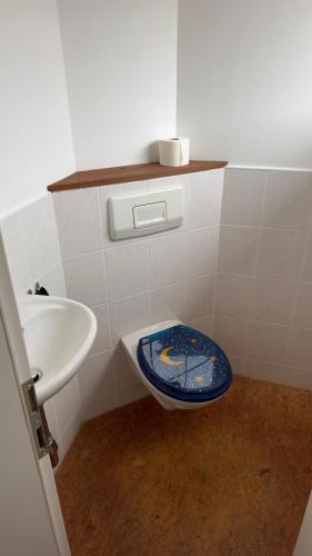 a bathroom with a toilet and a sink at Ferienwohnung Monteurzimmer Zülpich Bauernhof in Zülpich