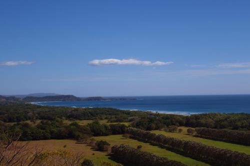 a view of the ocean from the top of a hill at La Colina Pura Vista in Bejuco