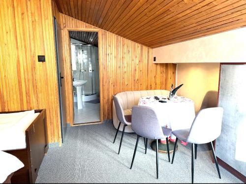 a dining room with a white table and chairs at Willa Marion in Karpacz