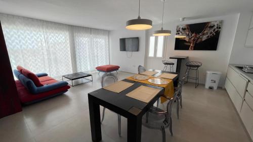 een keuken en woonkamer met een tafel en stoelen bij apartament in Marbella