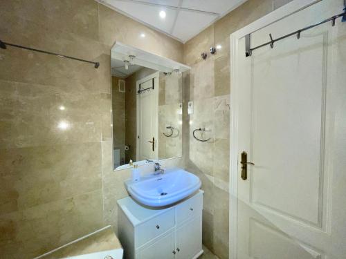 Marbella, two-bedroom apartment,parking ,pool, Golden Mile