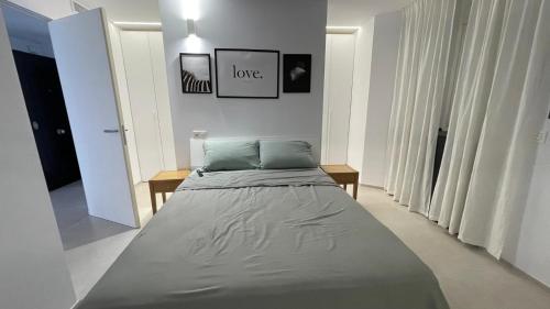 een slaapkamer met een groot bed in een kamer bij apartament in Marbella