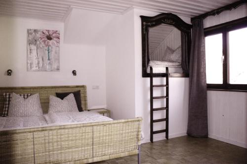 sypialnia z łóżkiem z drabiną i lustrem w obiekcie Apartment ILWA w Schladming