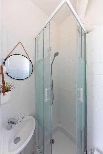 une salle de bain avec douche et lavabo dans l'établissement Le Cocon - Cinéma, à Gentilly