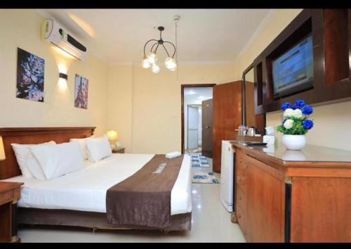 Una cama o camas en una habitación de Dreamers Hotel