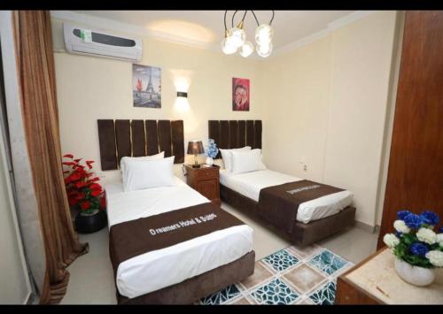 Una cama o camas en una habitación de Dreamers Hotel