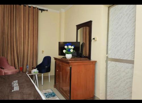 Una televisión o centro de entretenimiento en Dreamers Hotel