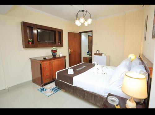 Una cama o camas en una habitación de Dreamers Hotel