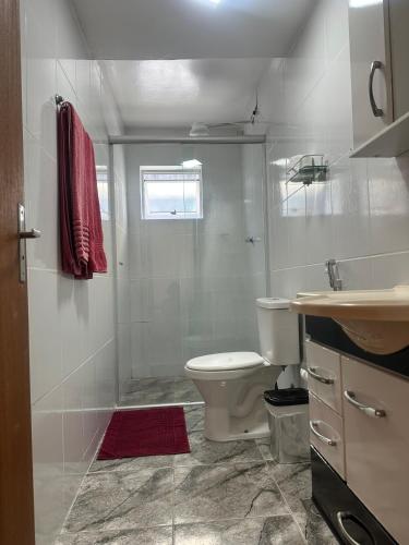 a bathroom with a shower and a toilet and a sink at FRAN's - HOSPEDAGENS in Lagoa Santa