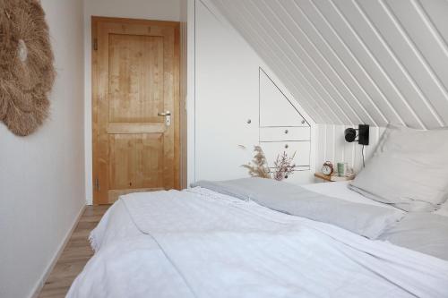 Postel nebo postele na pokoji v ubytování 2 Zimmer Wohntraum mit Balkon und Hafenblick