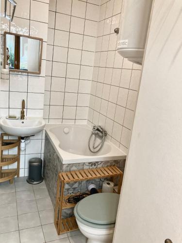 une salle de bain avec une baignoire, des toilettes et un lavabo dans l'établissement Appartement Calme 2 pieces, à Paris